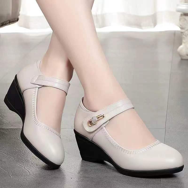 Soft leather shoes with heels and a soft, non-slip sole, ideal for mom.