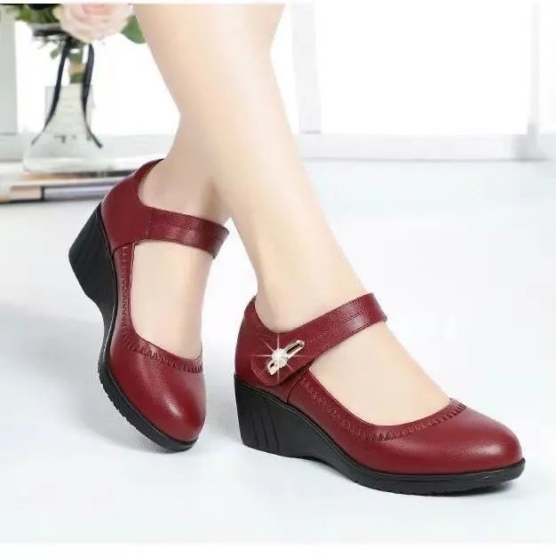 Soft leather shoes with heels and a soft, non-slip sole, ideal for mom.