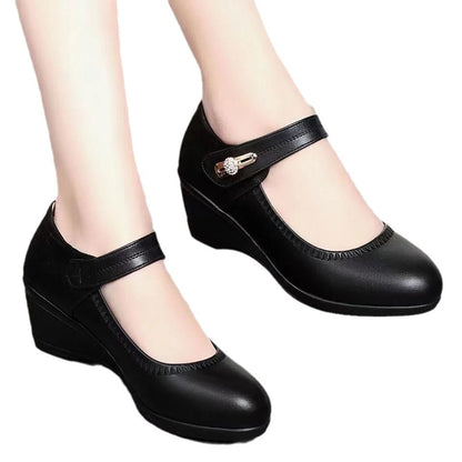 Soft leather shoes with heels and a soft, non-slip sole, ideal for mom.